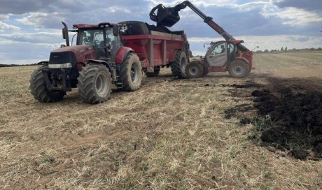 Epandage fumier - entreprise de travaux agricoles Deux-Sèvres - Epandeur Perard