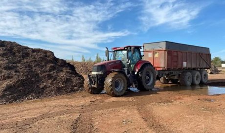 Faites nous transporter vos semences, vos fumiers, vos ensilages. Nous sommes équipés d'une benne 24T de la marque Ponthieux. Déplacement Deux-Sèvres (79) et Vienne (86)