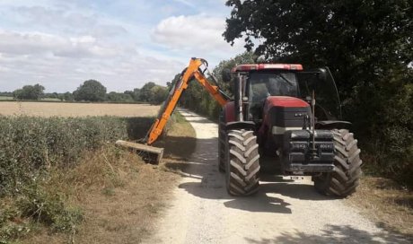 Entretien du payage  Broyage de haie  Lamier  broyage d'accotement    Valable pour les communes, agriculteurs et particuliers si possibilité de passer avec le tracteur    Entreprise de travaux agricoles 79