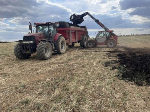 Epandage fumier - entreprise de travaux agricoles Deux-Sèvres - Epandeur Perard