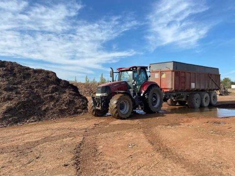 Faites nous transporter vos semences, vos fumiers, vos ensilages. Nous sommes équipés d'une benne 24T de la marque Ponthieux. Déplacement Deux-Sèvres (79) et Vienne (86)