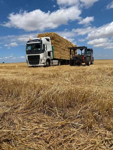 Confier nous le transport de paille, fourrages, ou petits matériels  Déplacement en deux-sèvres, vienne et france