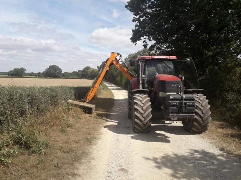 Entretien du payage  Broyage de haie  Lamier  broyage d'accotement    Valable pour les communes, agriculteurs et particuliers si possibilité de passer avec le tracteur    Entreprise de travaux agricoles 79