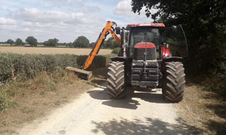 Entretien du payage  Broyage de haie  Lamier  broyage d'accotement    Valable pour les communes, agriculteurs et particuliers si possibilité de passer avec le tracteur    Entreprise de travaux agricoles 79